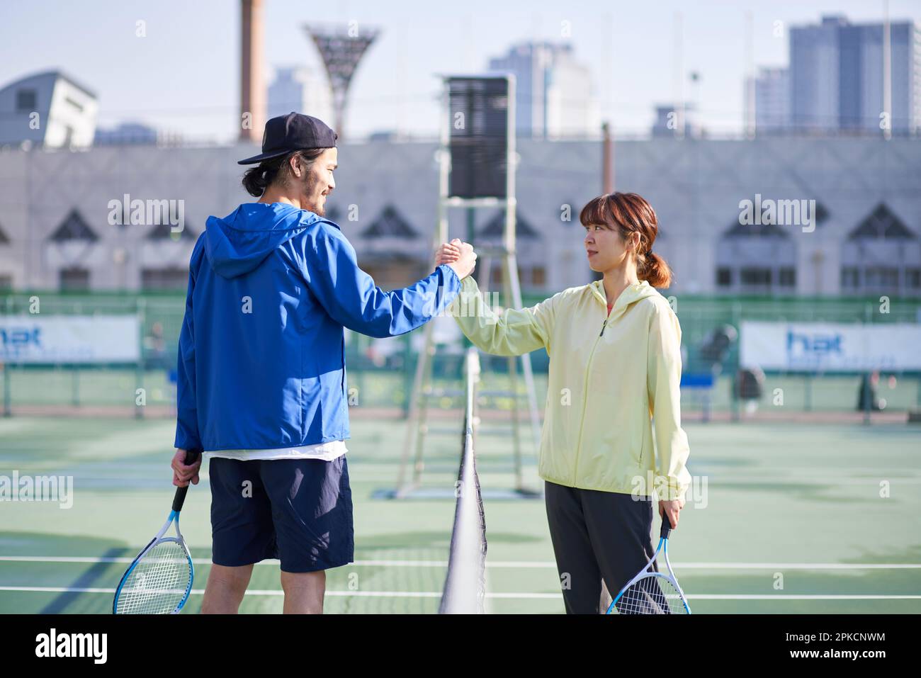 Homme et femme qui commencent un match de tennis Banque D'Images