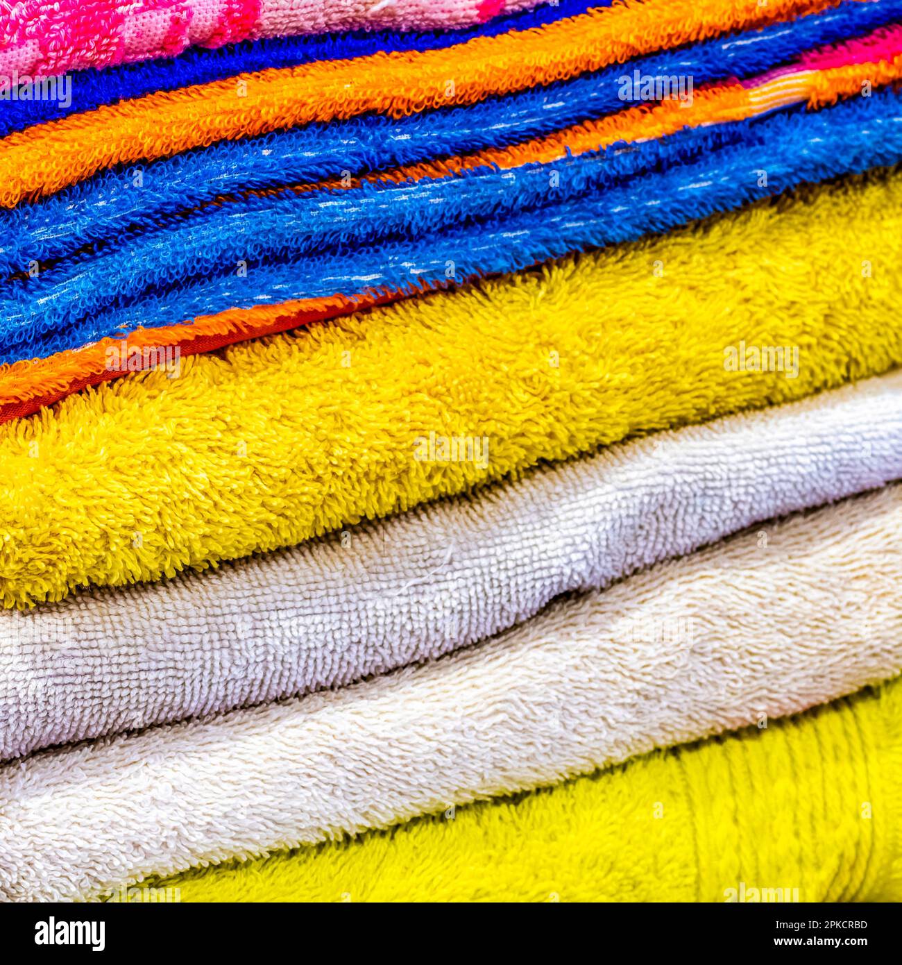 Une pile de serviettes en éponge colorées après le lavage. Banque D'Images