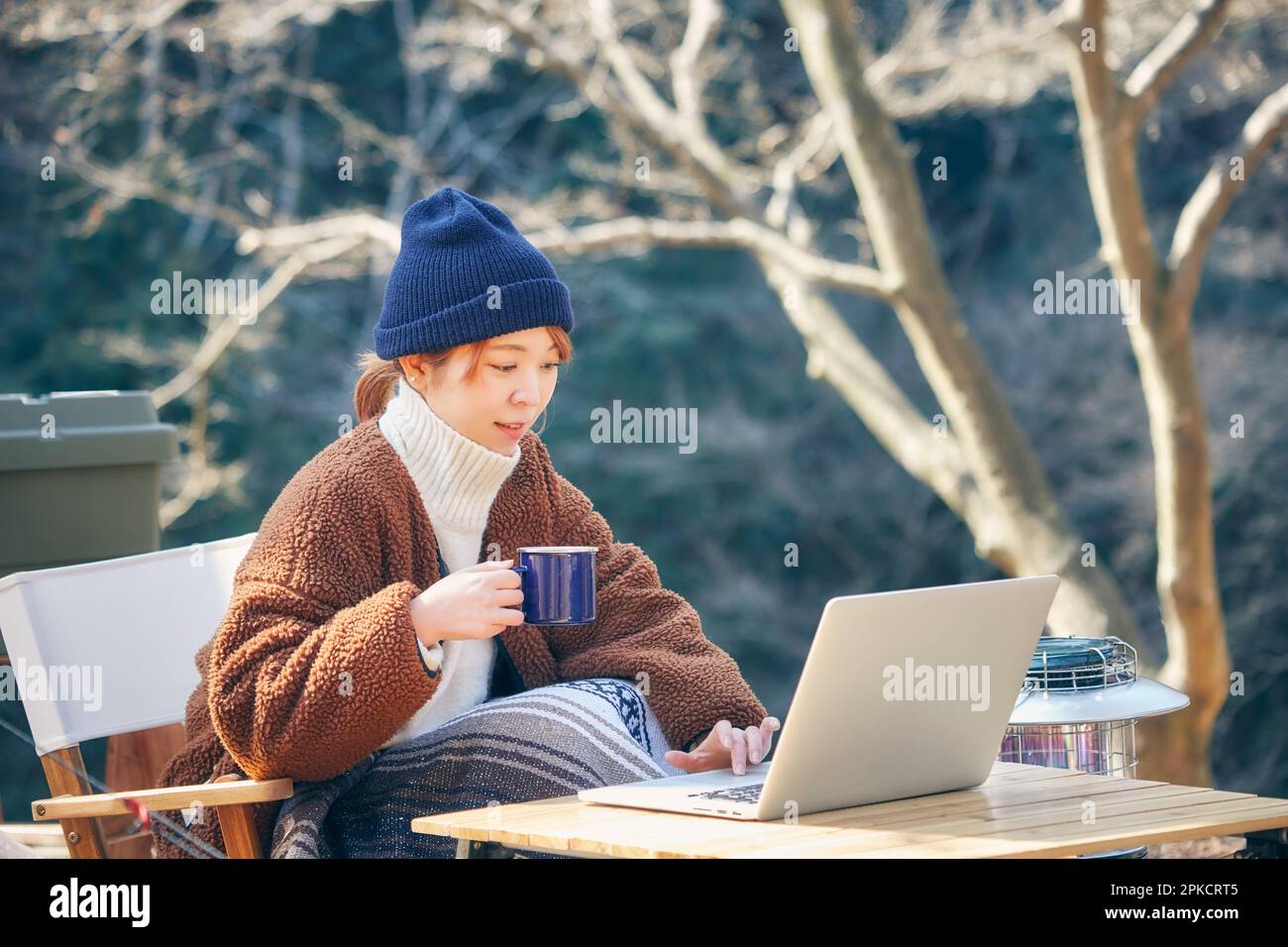 Femme travaillant sur ordinateur dans le camping d'hiver Banque D'Images