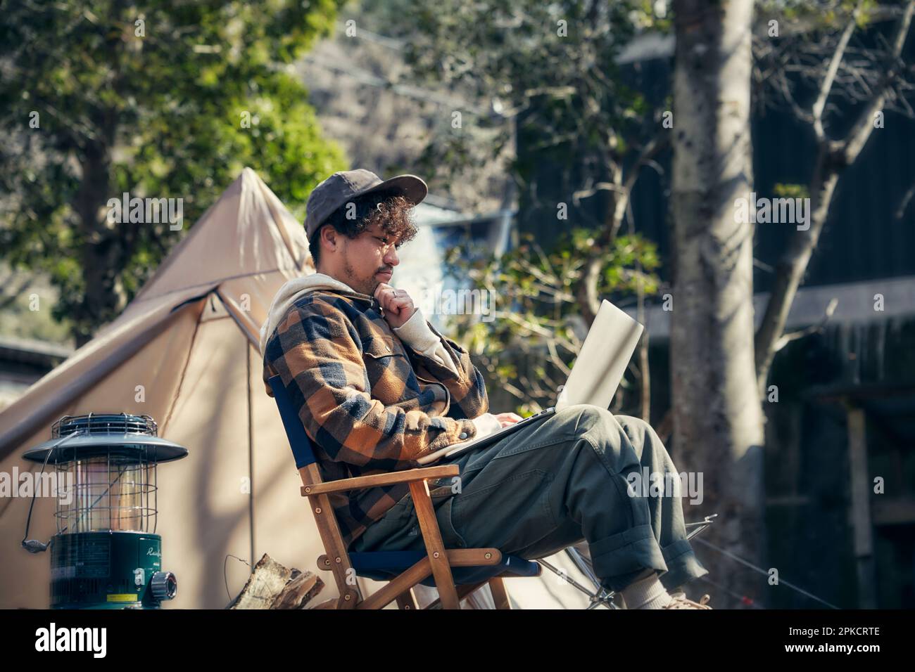 Homme travaillant sur ordinateur au camping d'hiver Banque D'Images