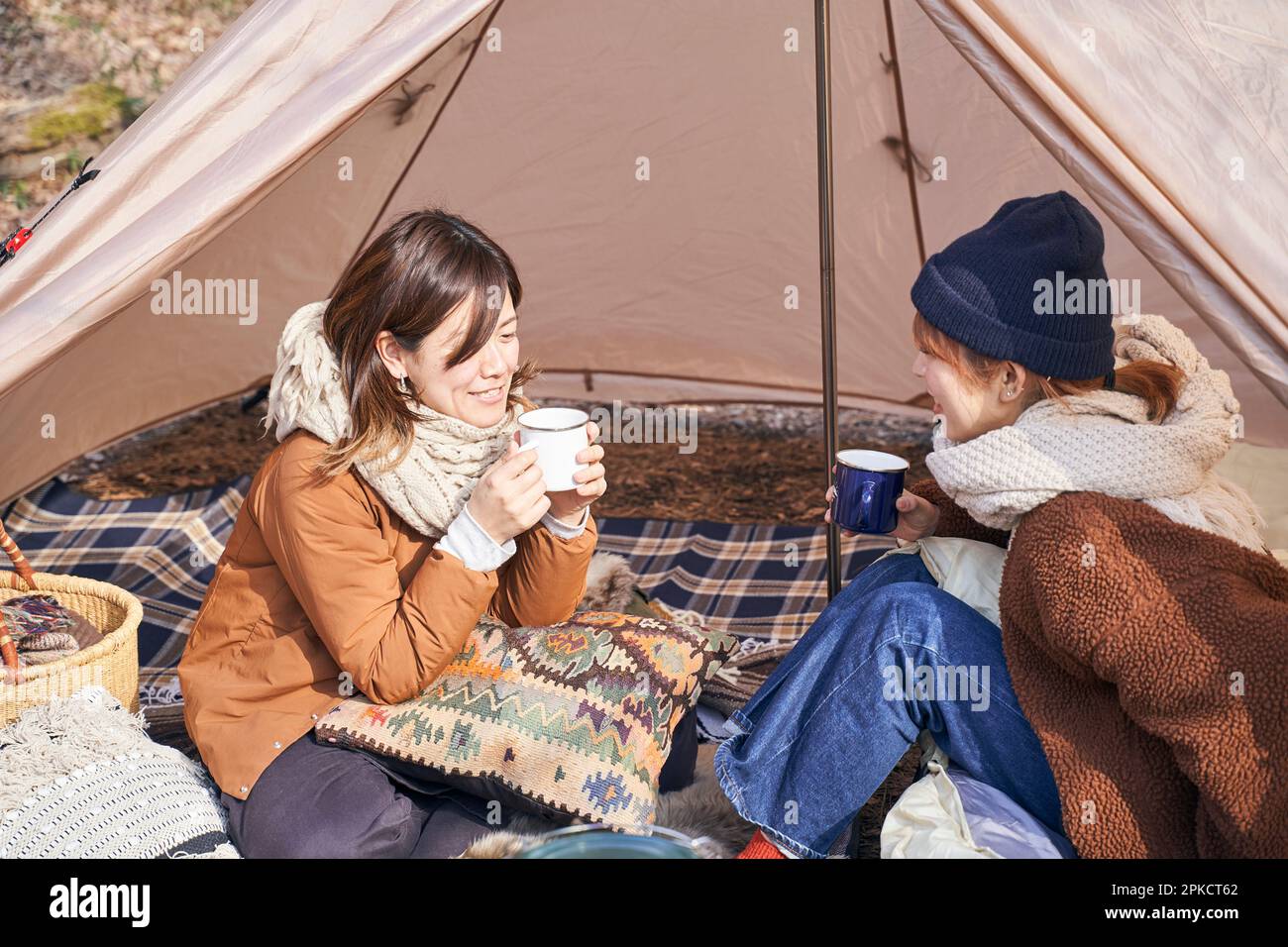 Deux femmes campent en hiver Banque D'Images