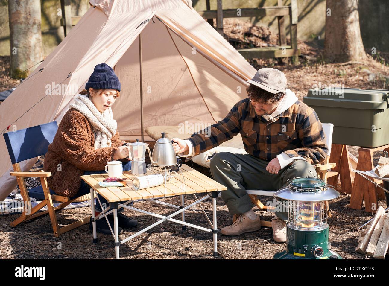 Les hommes et les femmes campent en hiver Banque D'Images