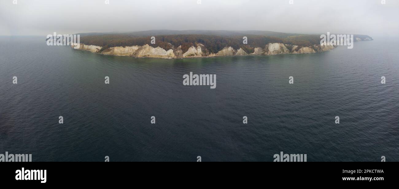 Prise de vue panoramique par drone des falaises de craie de Rügen , Allemagne par temps d'automne brumeux avec la mer Baltique au premier plan Banque D'Images