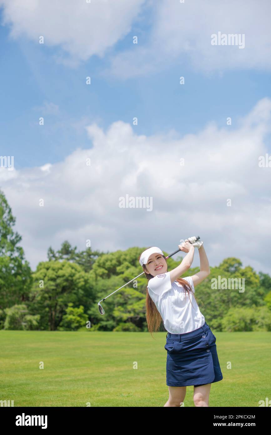 Les femmes dans leurs 20s qui jouent au golf Banque D'Images