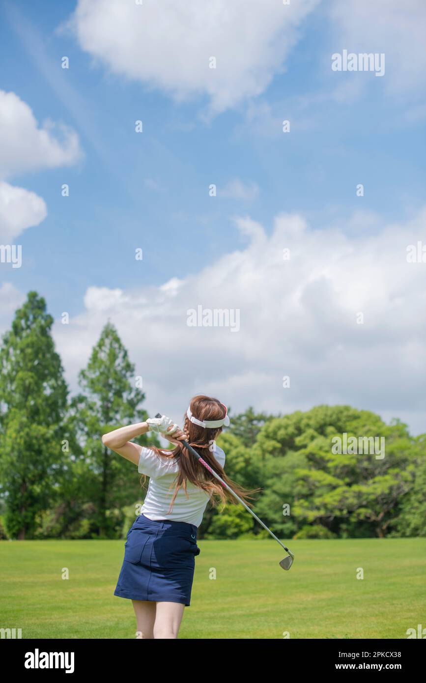 Les femmes dans leurs 20s qui jouent au golf Banque D'Images