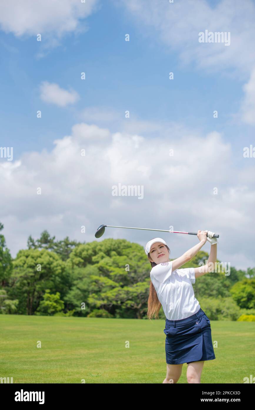 Les femmes dans leurs 20s qui jouent au golf Banque D'Images