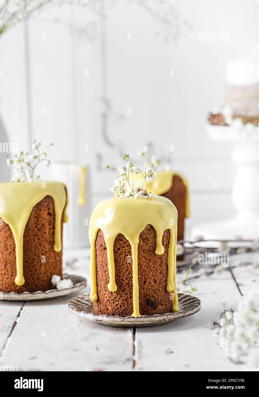 Gâteaux de Pâques avec glaçage sur fond clair. Photo de haute qualité Banque D'Images