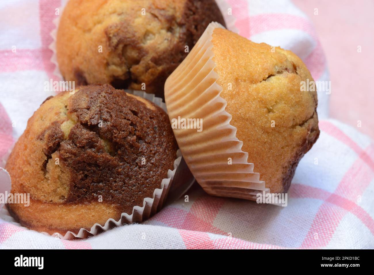 Muffins au chocolat dans une serviette de cuisine, muffin Banque D'Images