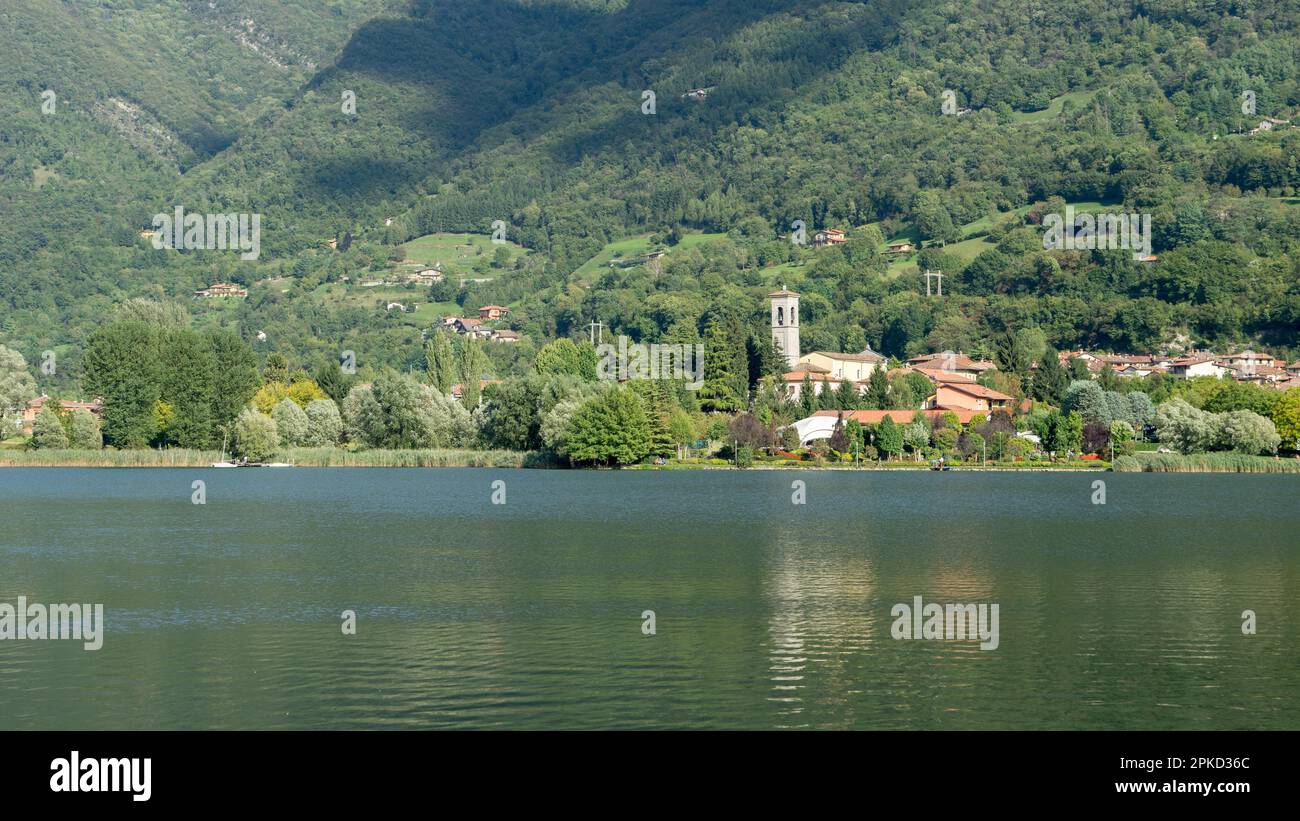 Voir l'église de St Michel Archange à San Felice sur lac Endine près de Bergame Banque D'Images
