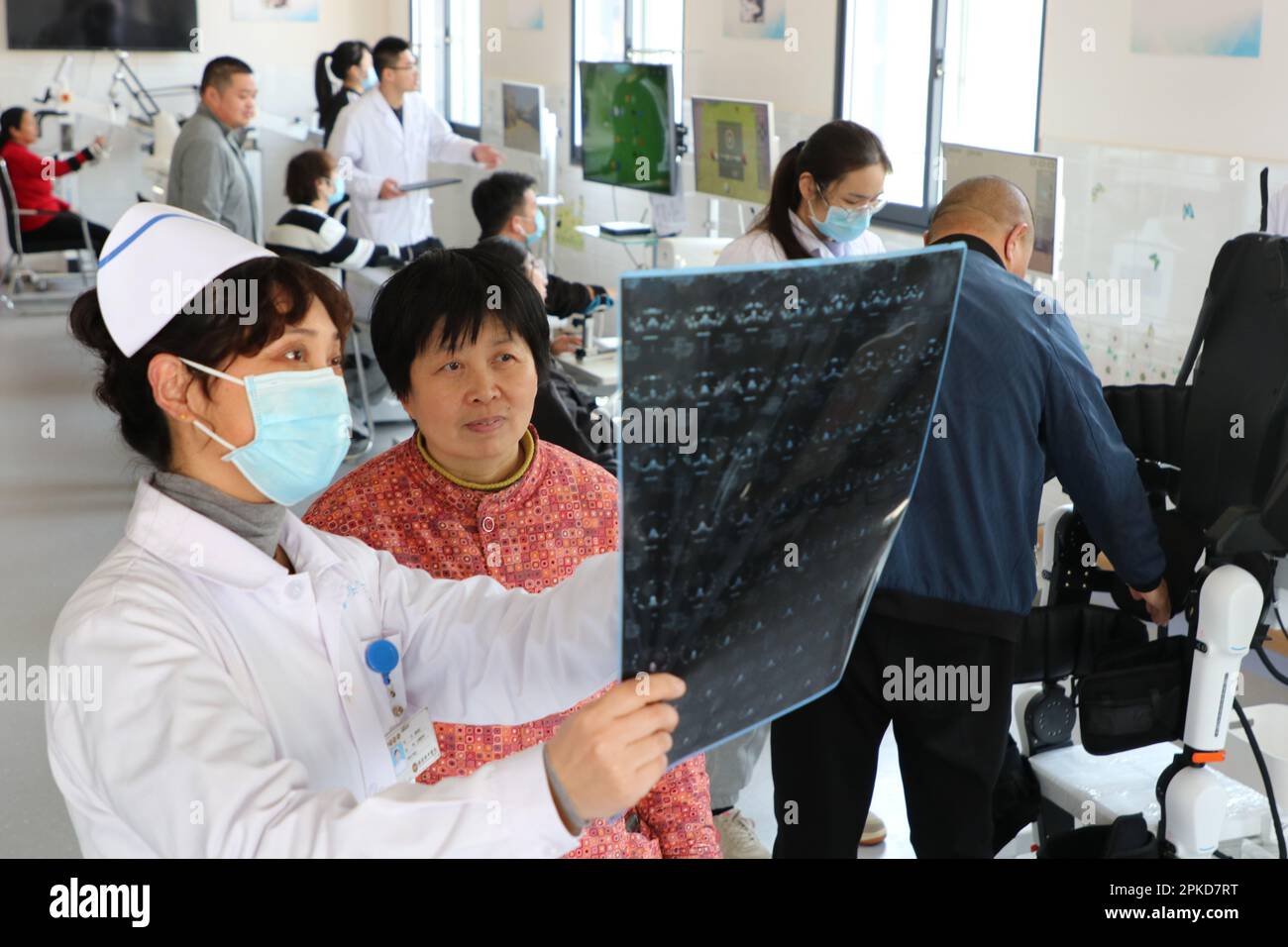 LIANYUNGANG, CHINE - le 7 AVRIL 2023 - Un travailleur médical réhabilite un patient au centre de santé communautaire de Luhe, dans le comté de Guanyun, à Lianyungang City, EAS Banque D'Images