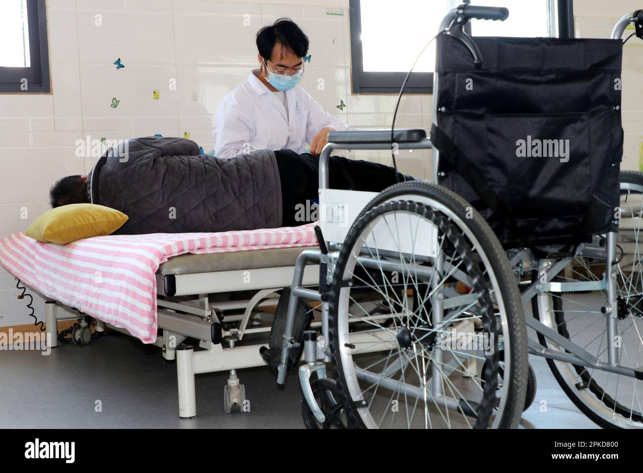 LIANYUNGANG, CHINE - le 7 AVRIL 2023 - Un travailleur médical réhabilite un patient au centre de santé communautaire de Luhe, dans le comté de Guanyun, à Lianyungang City, EAS Banque D'Images