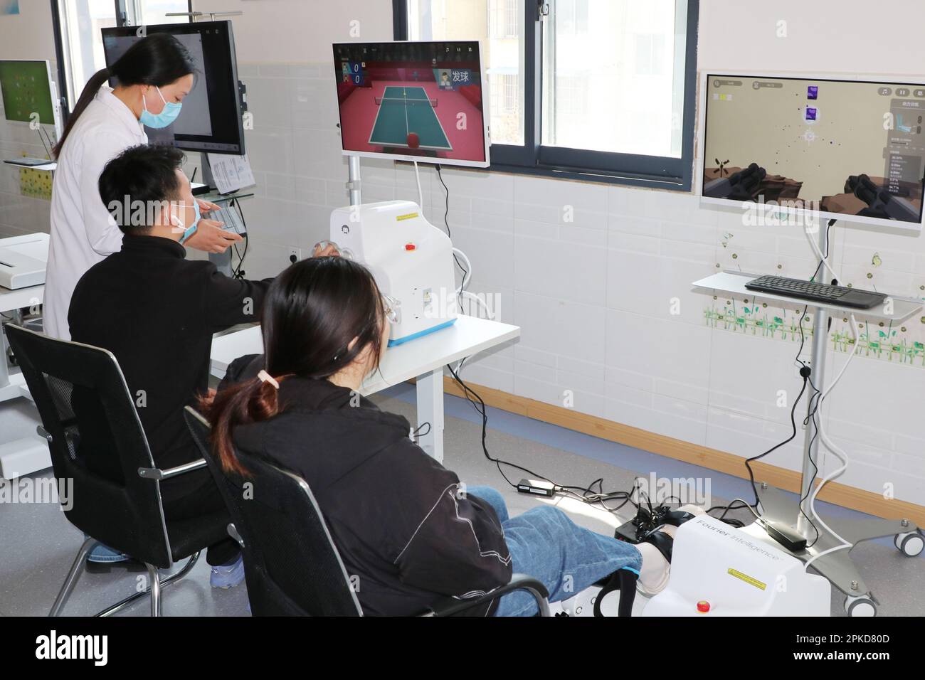 LIANYUNGANG, CHINE - le 7 AVRIL 2023 - le personnel médical effectue un traitement de réadaptation sur un patient au centre de santé communautaire de Luhe, dans le comté de Guanyun, Banque D'Images