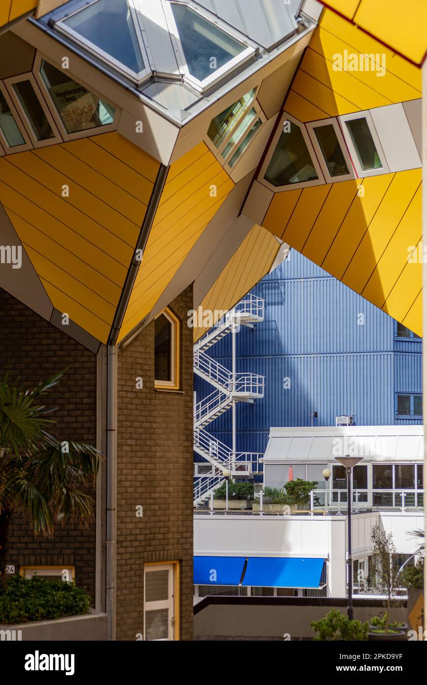 27 mars 2023, Rotterdam, pays-Bas, les maisons en cubes ou Kubuwoningen en néerlandais sont un ensemble de maisons innovantes conçues par l'architecte Piet Blom. Banque D'Images