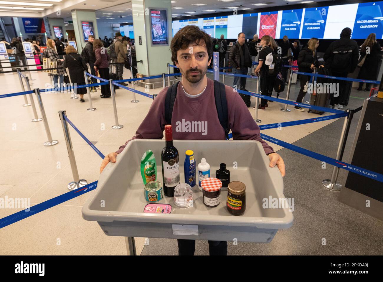 City Airport de Londres montre que les passagers peuvent désormais voyager sans retirer de liquide de leurs bagages à main, Banque D'Images
