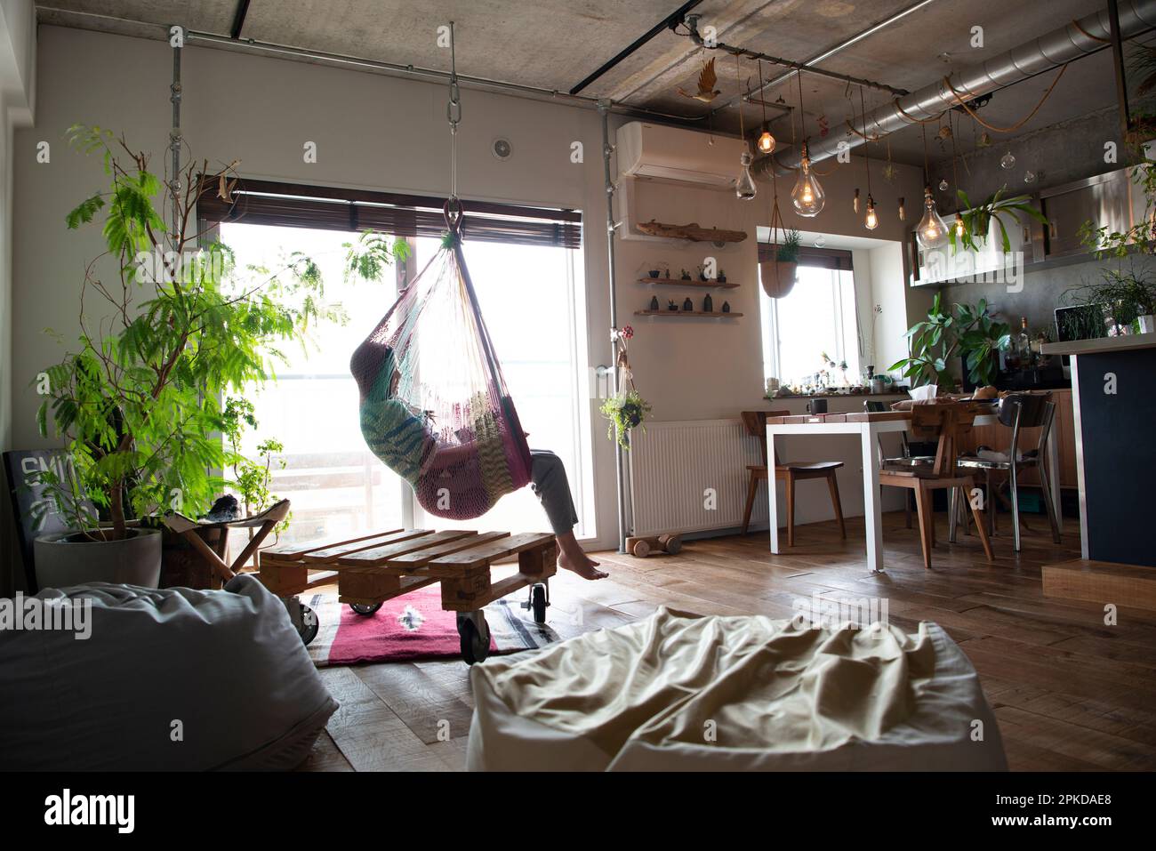 Woman relaxing in hammock Banque D'Images