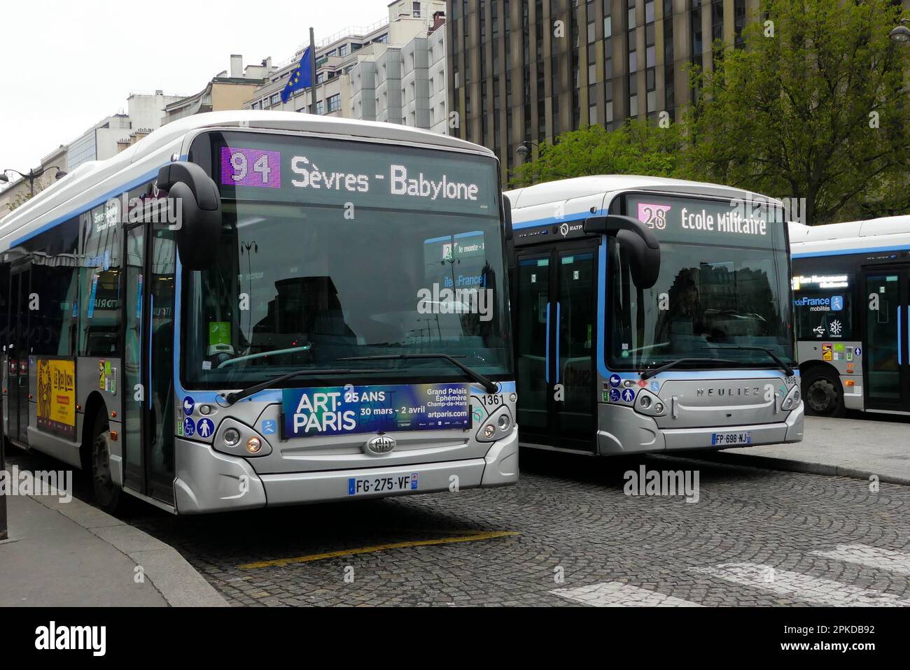 Paris, France. 02 avril. 2023. Transports en commun RATP. Bus électrique utilisé pour transporter des personnes. Banque D'Images