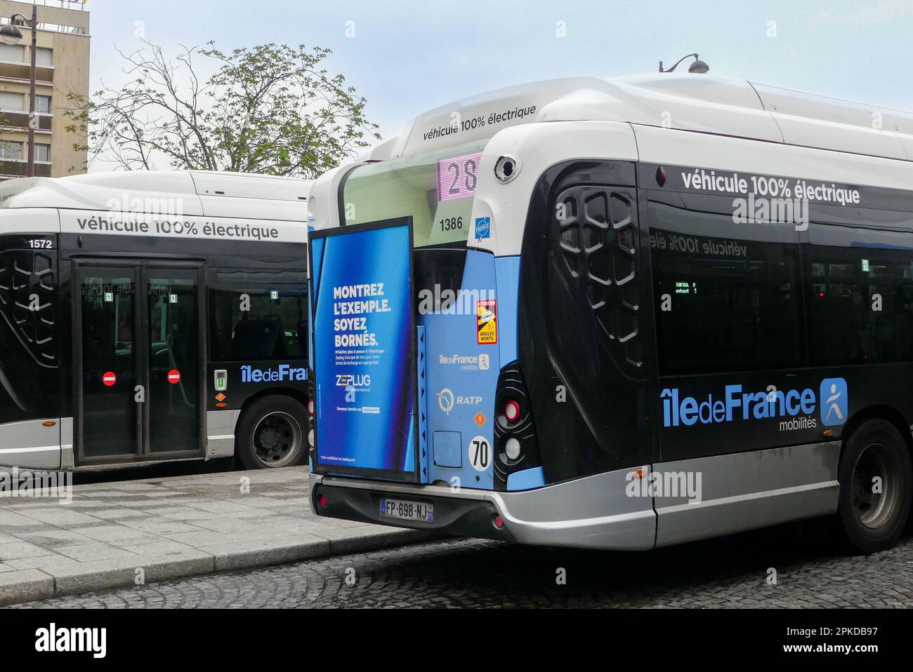 Paris, France. 02 avril. 2023. Transports en commun RATP. Bus électrique utilisé pour transporter des personnes. Banque D'Images