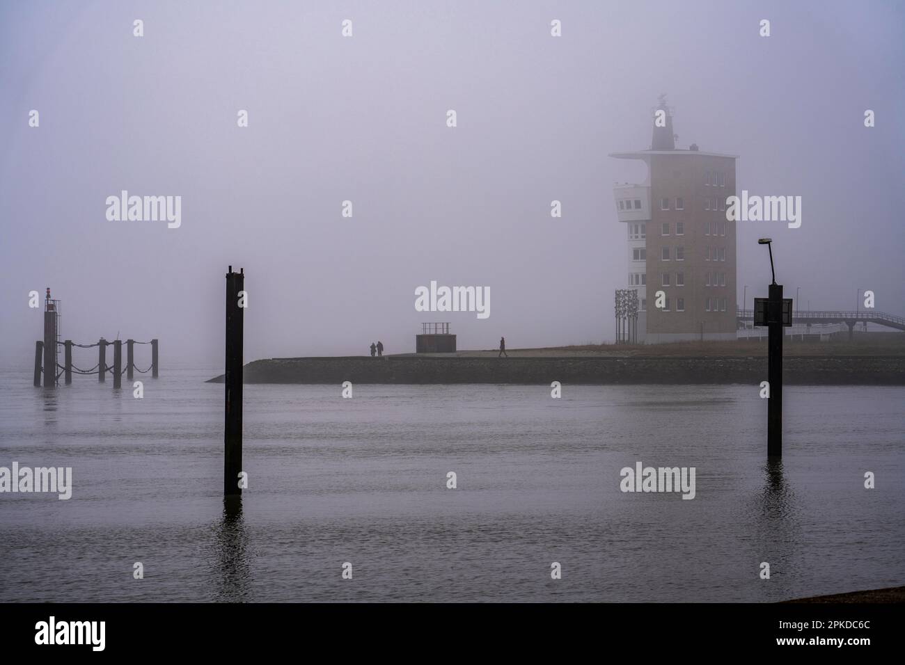 Épais brouillard en hiver, surplombe l'embouchure de l'Elbe dans la mer du Nord, tour radar de l'autorité maritime et maritime (WSA) Cuxhaven, à l'Alte Banque D'Images