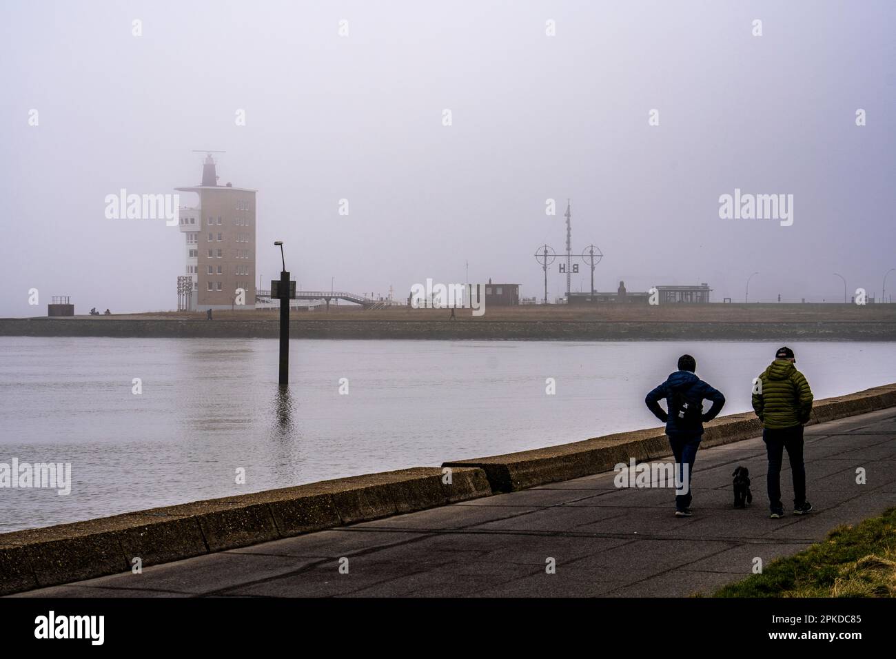 Épais brouillard en hiver, surplombe l'embouchure de l'Elbe dans la mer du Nord, tour radar de l'autorité maritime et maritime (WSA) Cuxhaven, à l'Alte Banque D'Images