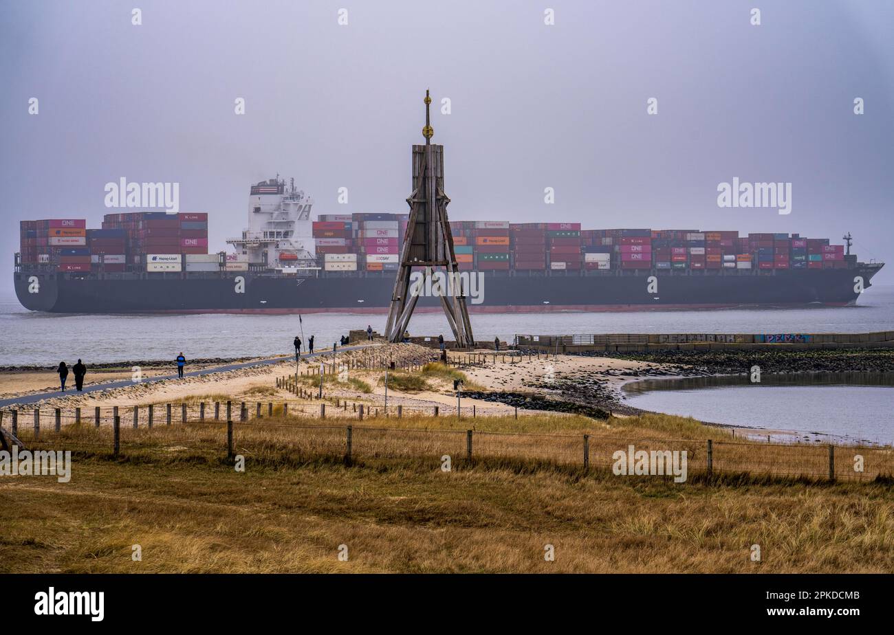 Épais brouillard en hiver, suspendu sur l'embouchure de l'Elbe dans la mer du Nord, la marque de mer et le point de repère Kugelbake bateau à conteneurs NYK venus, entre dans le Bas E Banque D'Images