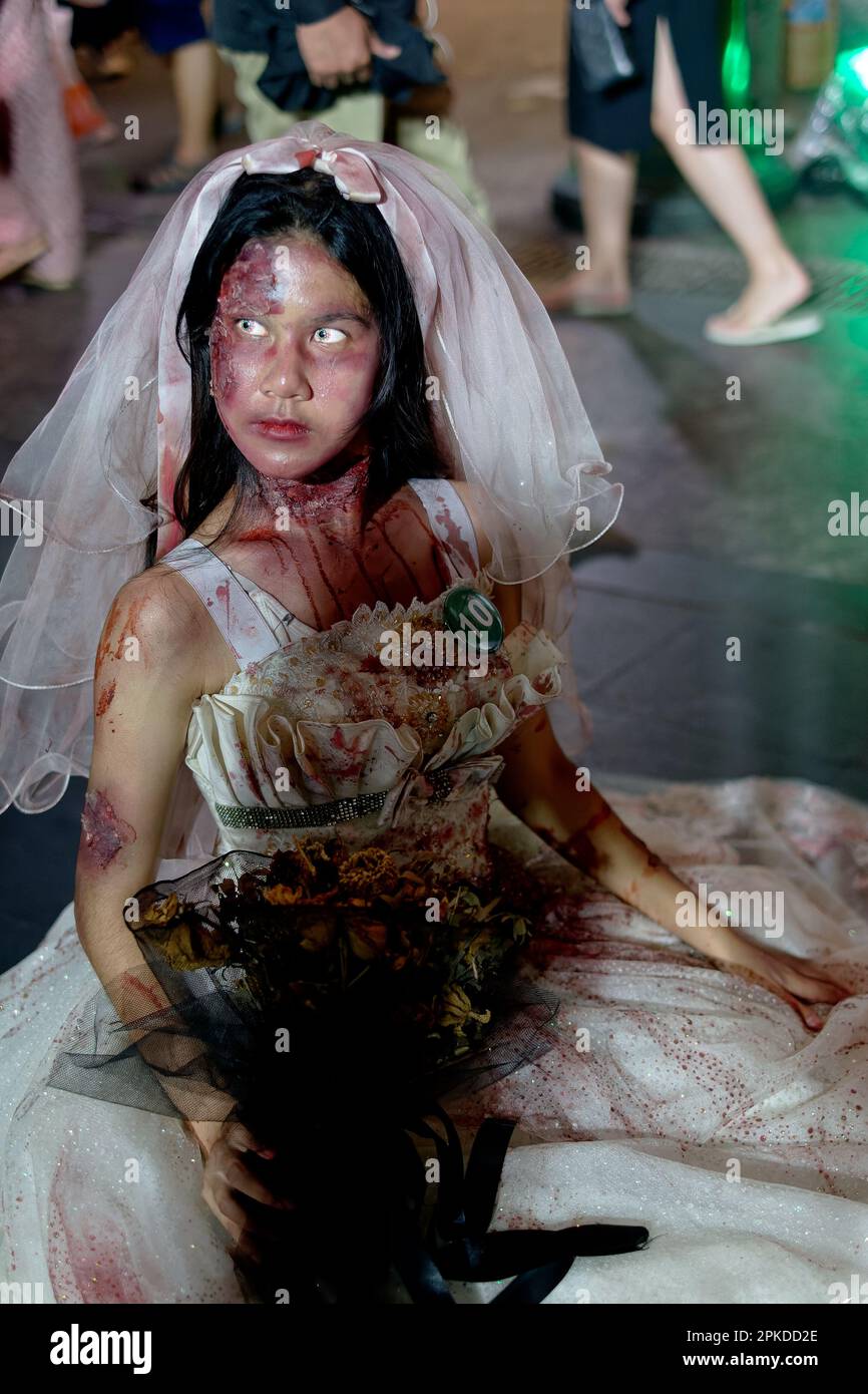 Une jeune femme thaïlandaise vêtue comme une mariée d'horreur de l'enfer pour Halloween; dans la zone touristique / routard Khao San Road, Banglamphoo, Bangkok, Thaïlande Banque D'Images