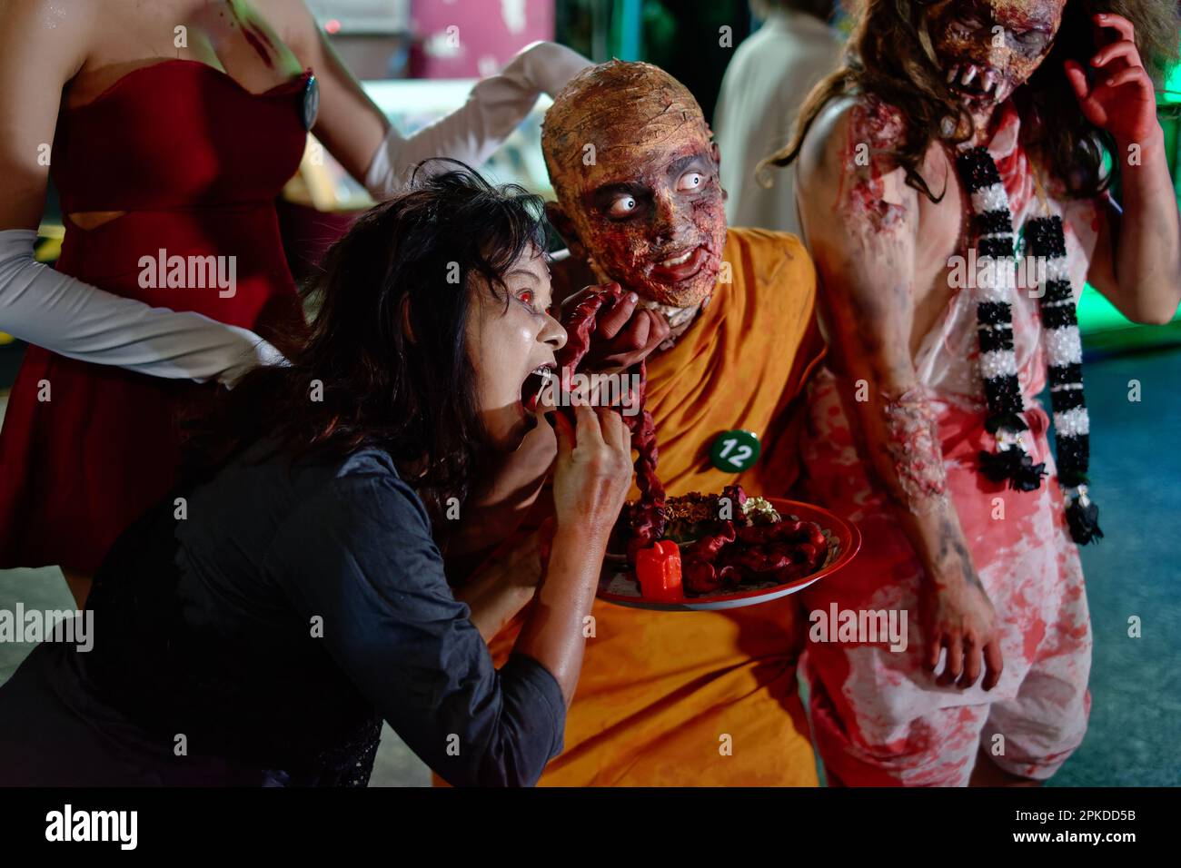 Les jeunes thaïlandais déguisés en personnages d'horreur pour Halloween; dans la zone touristique / routard Khao San Road, Banglamphoo, Bangkok, Thaïlande Banque D'Images