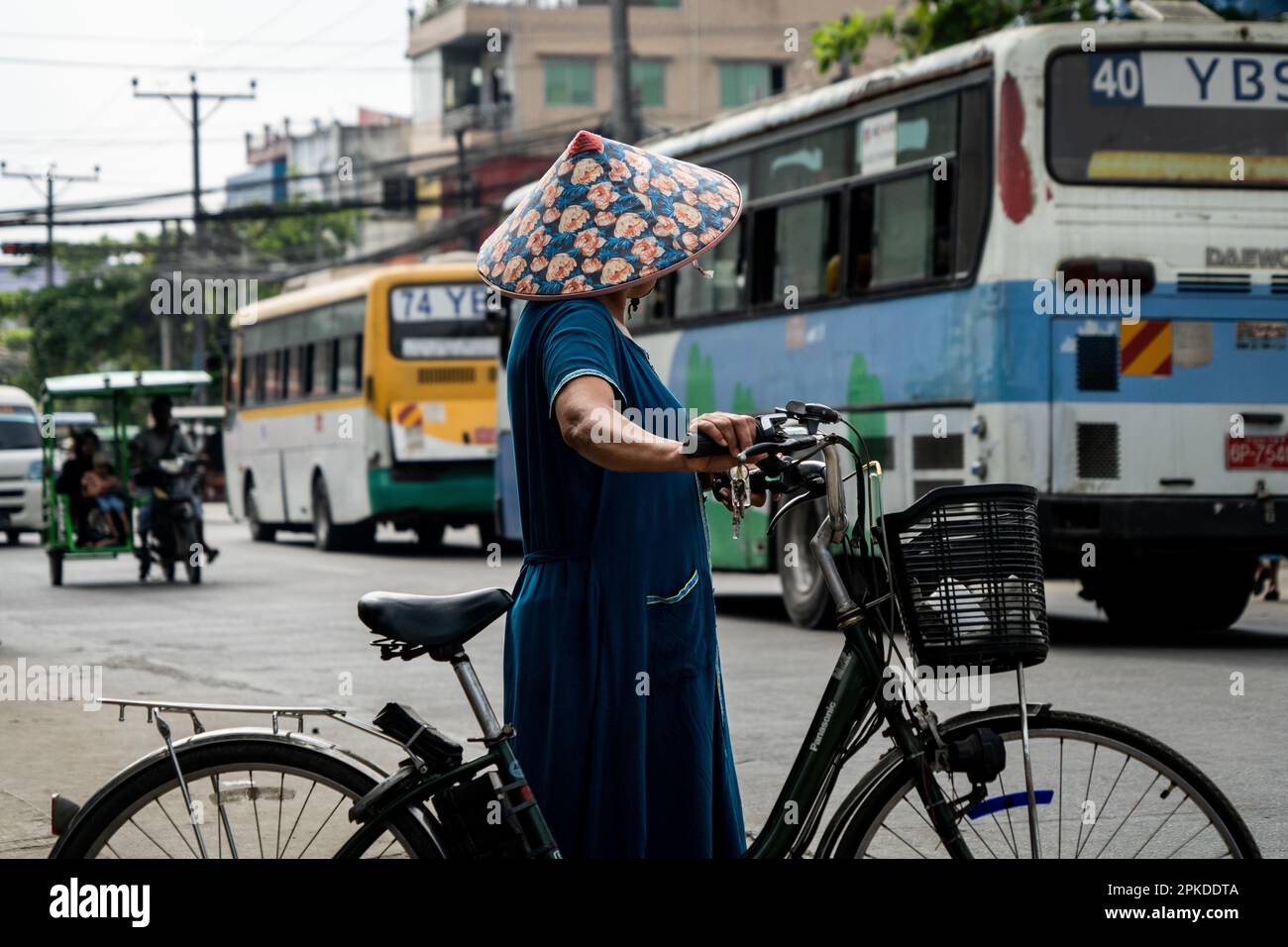 Yangon, Myanmar. 07th avril 2023. Quelqu'un portant un chapeau fleuri marche à travers un marché de rue. Sur 1 février 2021, le gouvernement militaire de la junte (Tatmadaw) a pris le pouvoir par le coup d'État, en emprisonnant le gouvernement démocratiquement élu de la NLD (Ligue nationale pour la démocratie) et en plongeant le pays dans une crise humanitaire en cours, décrite par beaucoup comme une guerre civile ou un soulèvement populaire. Crédit : SOPA Images Limited/Alamy Live News Banque D'Images