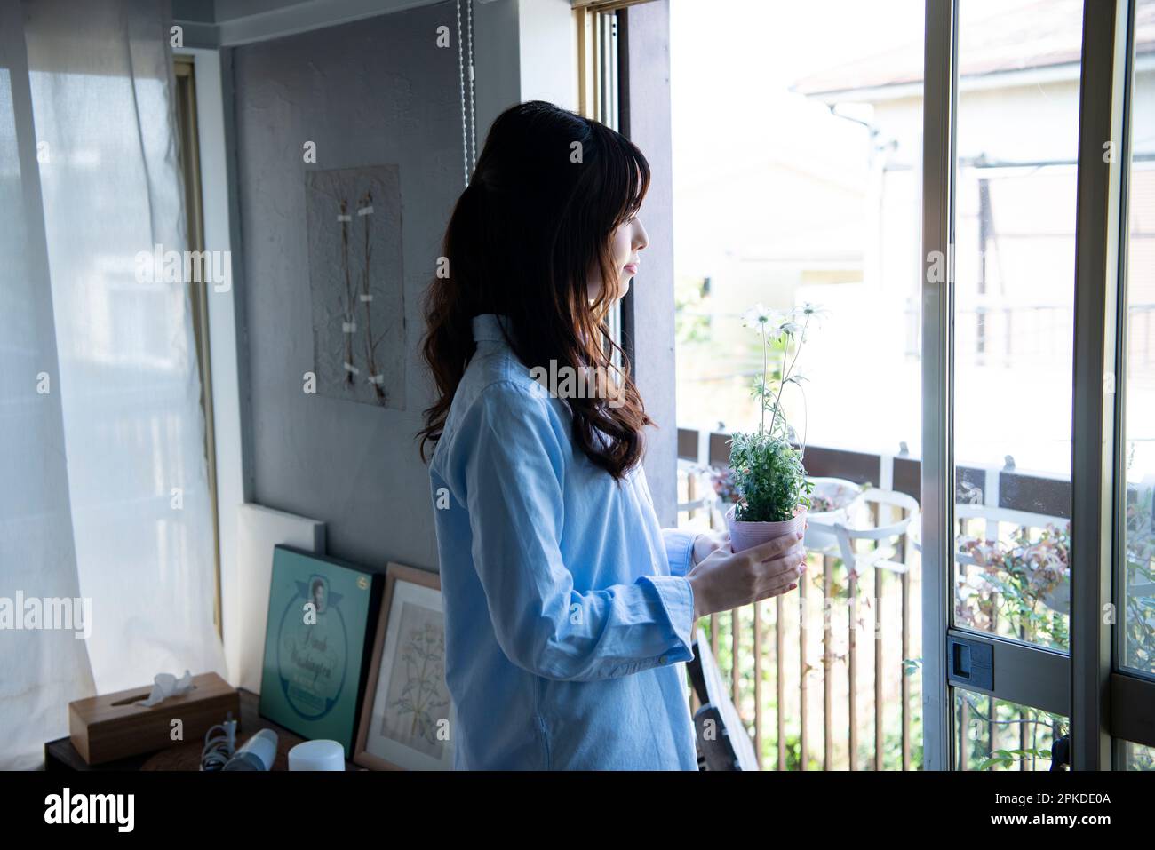 Femme tenant un pot de fleurs Banque D'Images