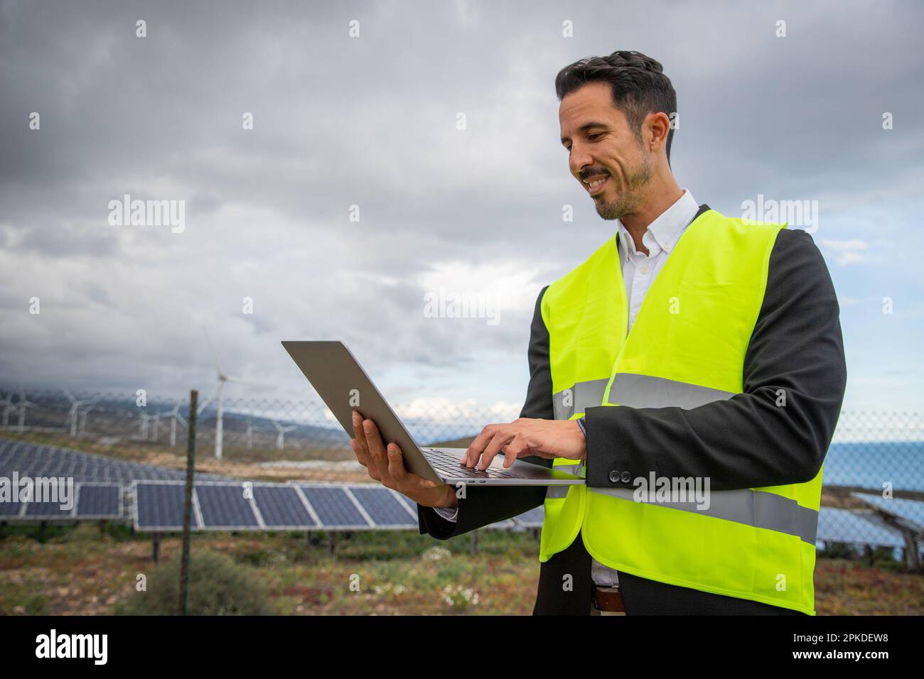 Un ingénieur effectue une inspection à la centrale électrique avec son ordinateur portable. Banque D'Images