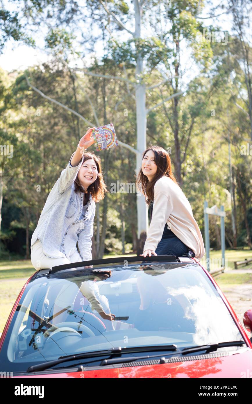Deux femmes assises dans une voiture prenant une photo Banque D'Images
