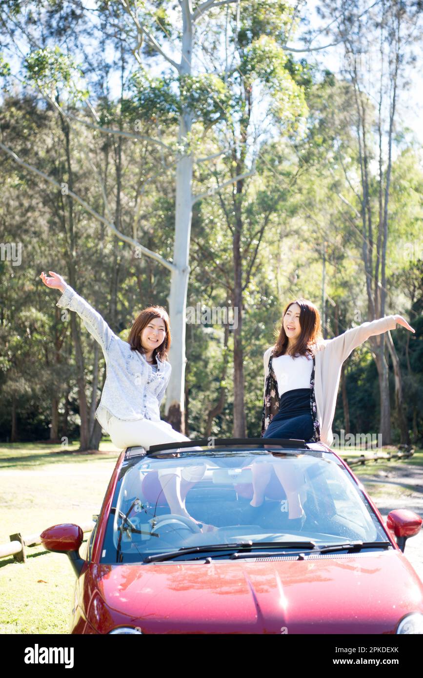 Deux femmes assises dans une voiture et posant Banque D'Images