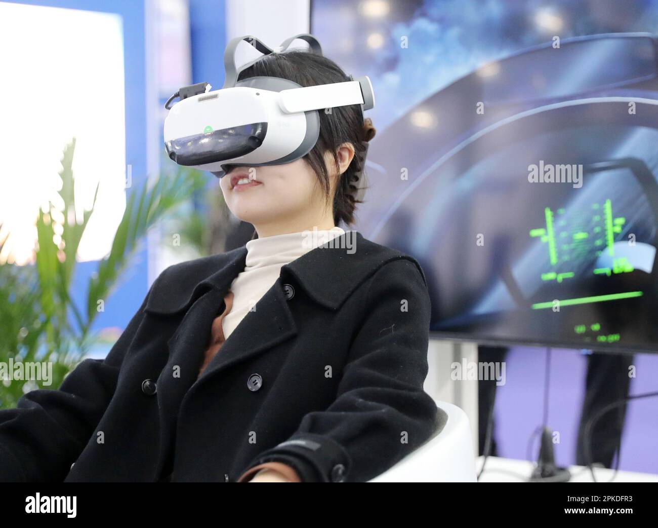 QINGDAO, CHINE - le 7 AVRIL 2023 - Un visiteur fait l'expérience d'un projet interactif VR lors d'une exposition à Qingdao, dans la province de Shandong, en Chine, au 7 avril 2023. Banque D'Images