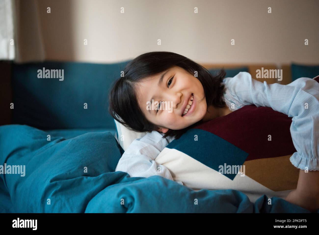 Rire fille au lit Photo Stock - Alamy