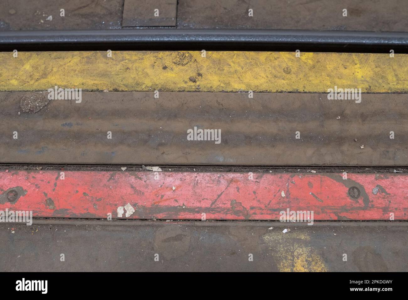 Détail du bord de la plate-forme montrant du matériau de mousse souple*, Mail Rail, l'ancien système de chemin de fer de poste sous les rues du centre de Londres, Royaume-Uni. Banque D'Images