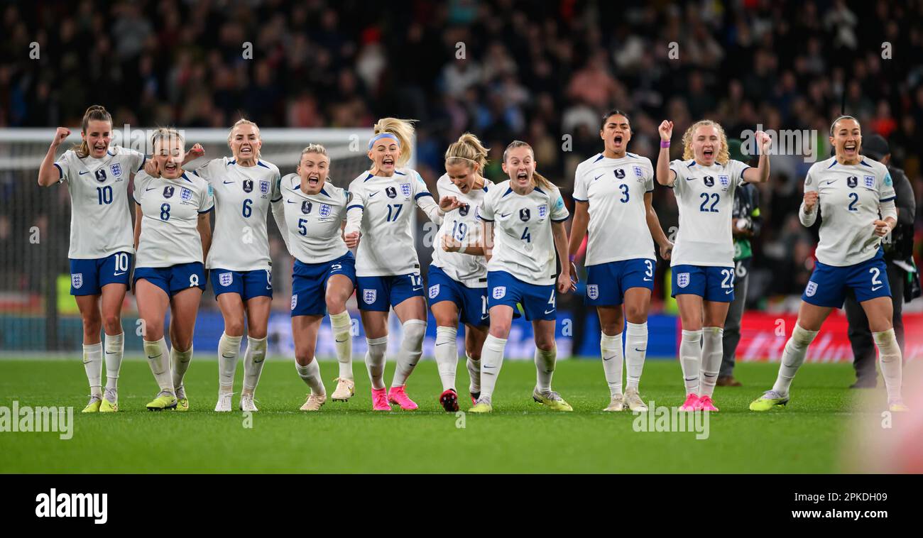 06 avril 2023 - Angleterre contre Brésil - Finalissima féminin - Wembley Stadium l'équipe d'Angleterre a suivi pendant la fusillade de la pénalité pendant le Finalissima féminin 2023 à Wembley alors qu'ils ont battu le Brésil 4-2 sur les sanctions. Rachel Daly, Keira Walsh, Mary Earps, Lucy Bronze, Lea Williamson, Alex Greenwood, Jessica carter, Georgia Stanway, Ella Toone, Lauren James, Alessia Russo, Lauren Hemp. Image : Mark pain / Alamy Live News Banque D'Images