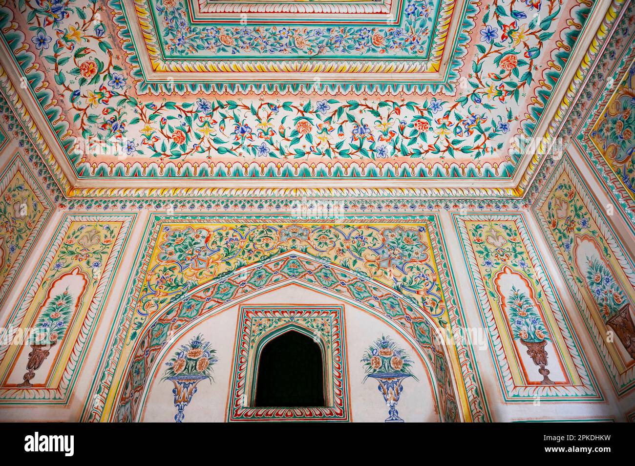 Peintures colorées sur le mur intérieur de Shri Madhavendra Bhavan, Jaipur, Rajasthan, Inde Banque D'Images