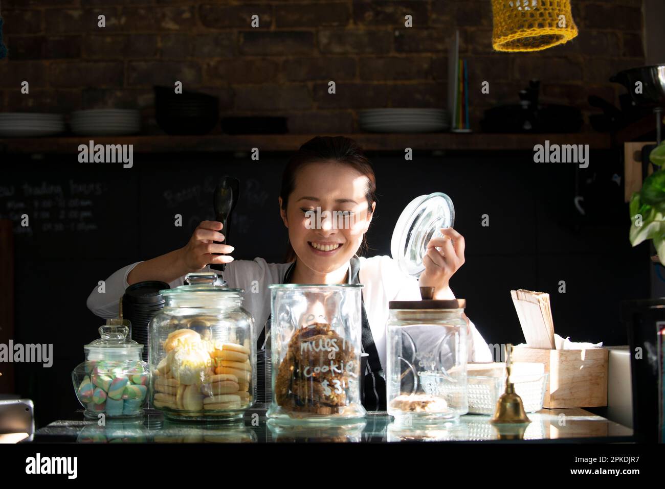 Serveuse travaillant dans un café Banque D'Images