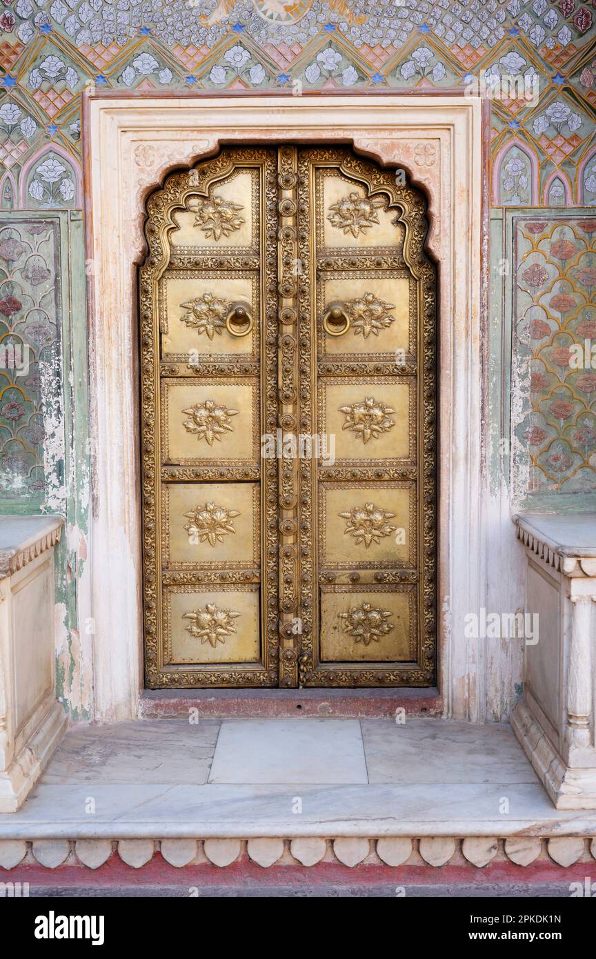 La porte de Lotus du Sud-est à Pritam Niwas Chowk, c'est la cour intérieure, qui donne accès à la Chandra Mahal, City Palace, Jaipur, Rajasthan, Banque D'Images