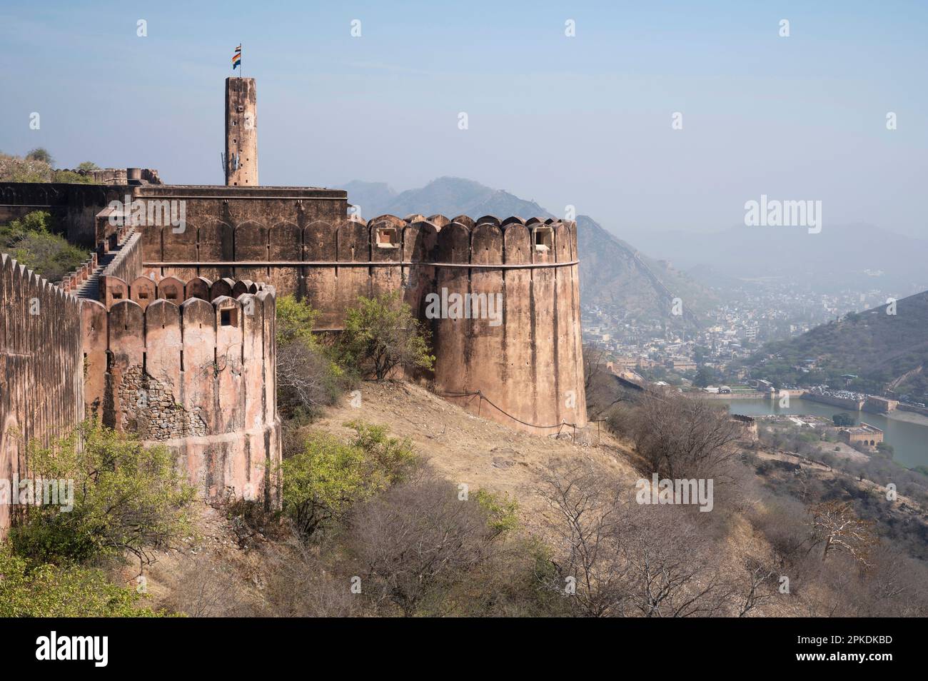 Extérieur et mur de fortification du fort Jaigarh situé sur Cheel ka Teela ou la colline des aigles de la chaîne Aravalli, il surplombe le fort Amer et le Th Banque D'Images