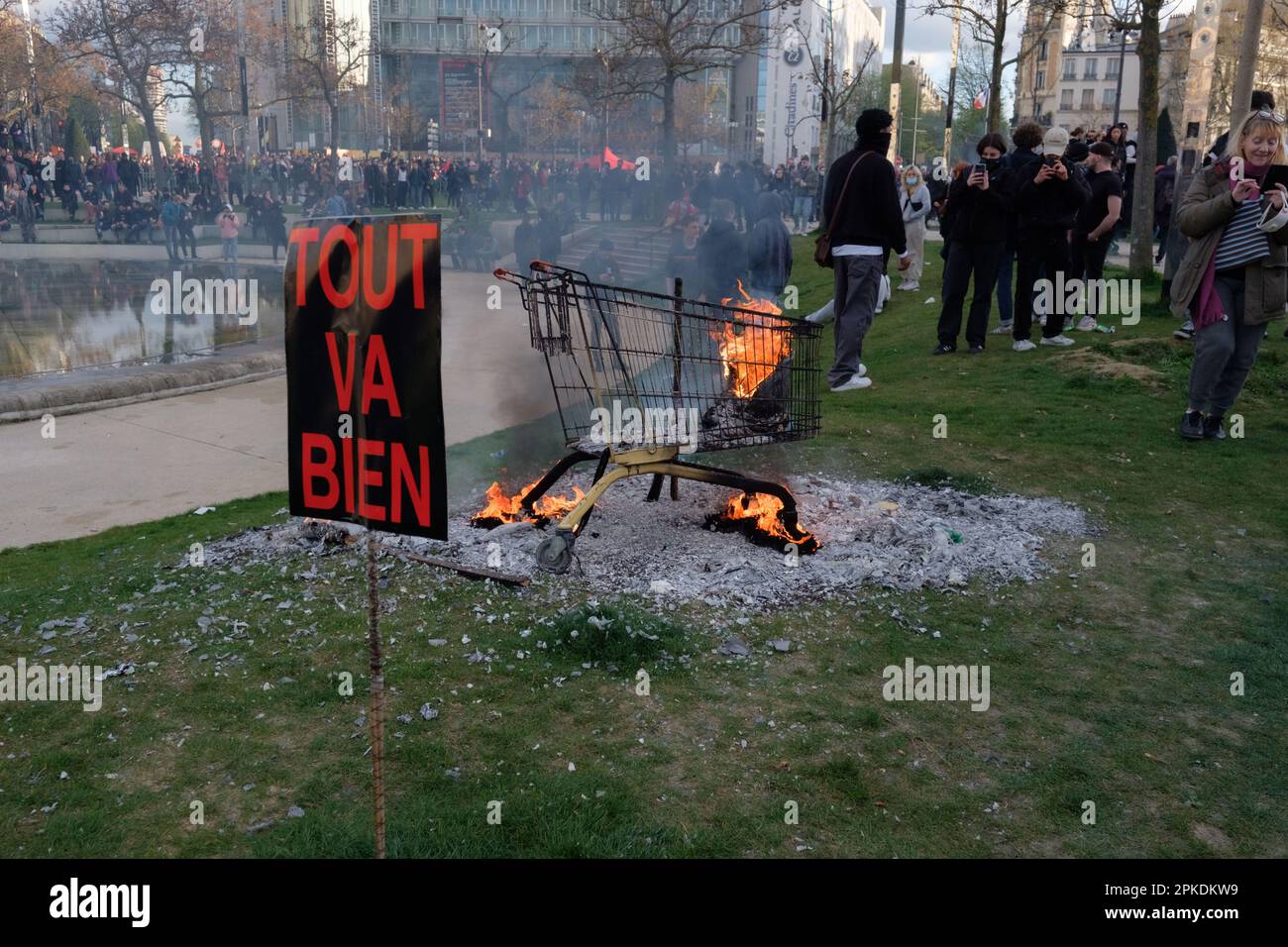 Paris, France. 6 AVRIL 2023. Plusieurs syndicats ont appelé à une grève nationale en France pour qu'elle persiste dans leur lutte contre le projet de réforme des retraites, qui prévoit de faire passer l'âge de la retraite de 62 à 64 ans et fait face à la résistance des syndicats et des citoyens depuis janvier 2023. La réforme, qui est soutenue par le gouvernement Macron, comprend le report de l'âge légal de la retraite et est opposée par 68% de la population française. De multiples manifestations sont prévues au cours de cette grève, et les manifestants à Paris sont invités à se réunir sur l'Esplanade des Invalides. Crédit: João Daniel Pere Banque D'Images