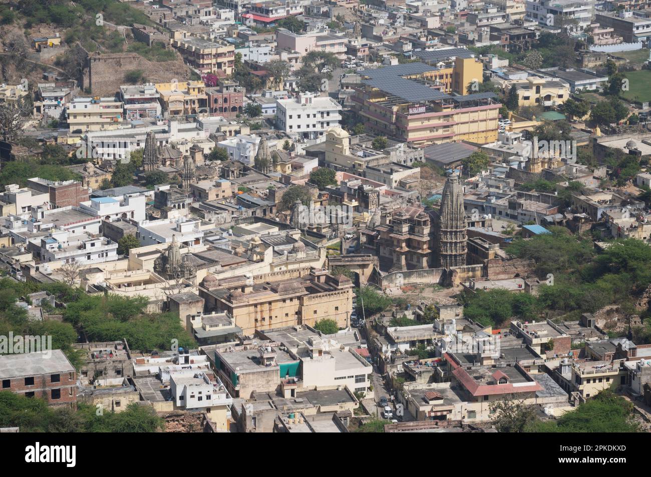 Ville de Jaipur et vieux temples situés au pied du fort de Jaigarh situé sur Cheel ka Teela ou colline des aigles de la chaîne Aravalli, il surplombe Banque D'Images