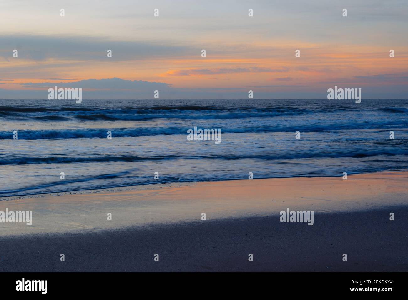 Plage devant un coucher de soleil Banque D'Images