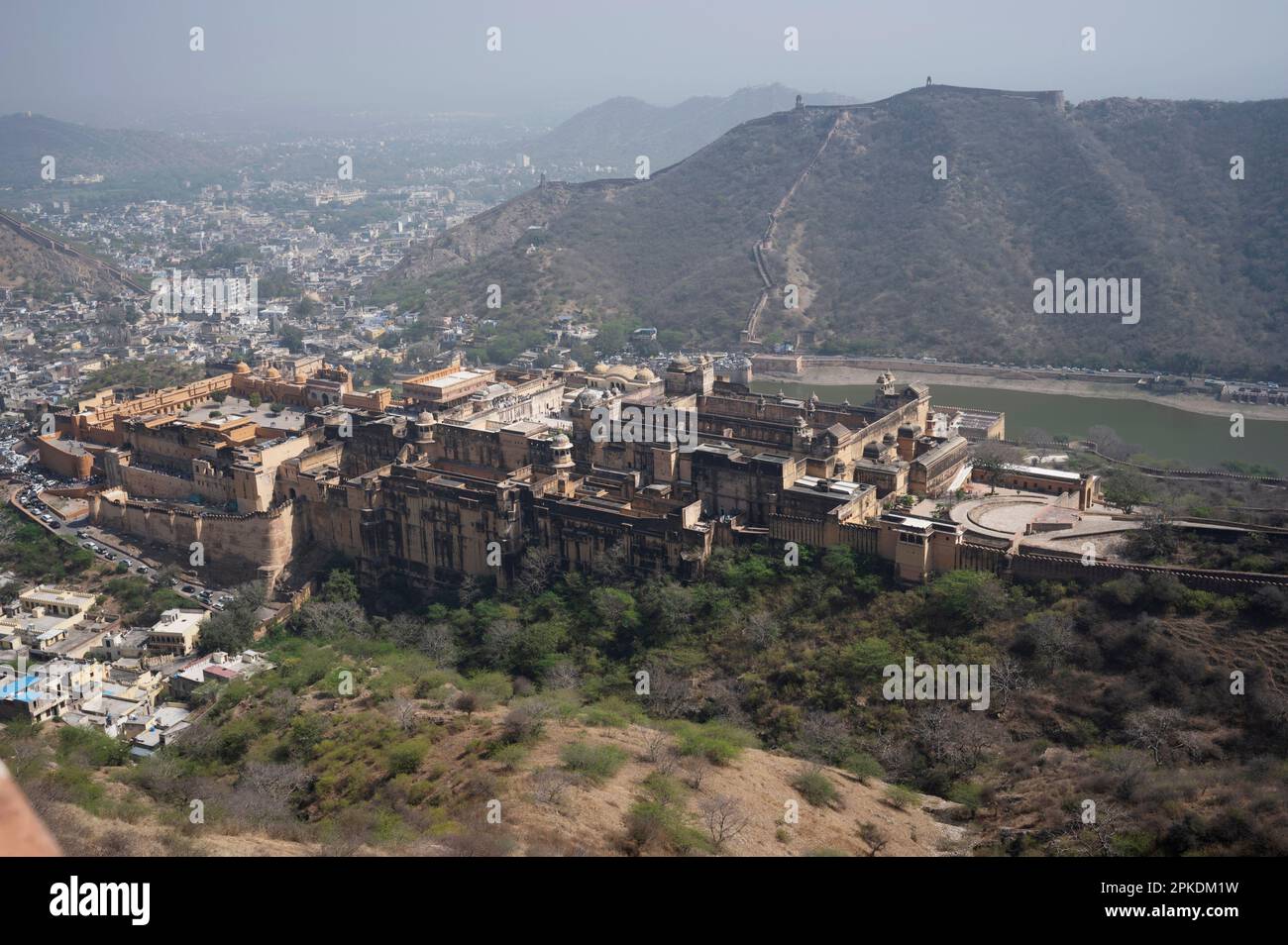 Vue sur le fort d'Amer, les murs limites et la ville de Jaipur depuis le fort de Jaigarh situé sur Cheel ka Teela ou la colline des aigles de la chaîne d'Aravalli, il surplombe t Banque D'Images