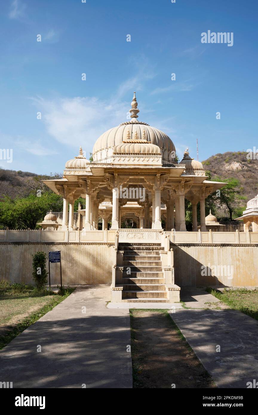 Gaitore Ki Chhatriyan, ce site présente des monuments funéraires traditionnels honorant les hommes royaux du passé, Maharaja Jai Singh II, le fondateur de Jaipur, Banque D'Images