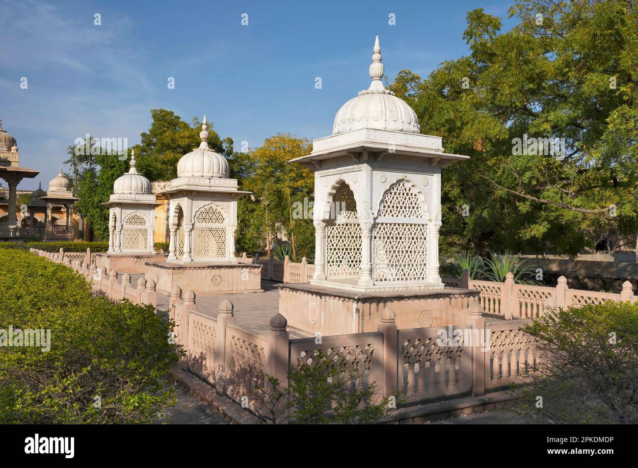 Cenotaphes de trois maharanis de Maharaja Sawai Man Singh deuxième de Jaipur, situé dans le complexe de Maharaniyon Ki Chhatriyan, ce site présente tr Banque D'Images