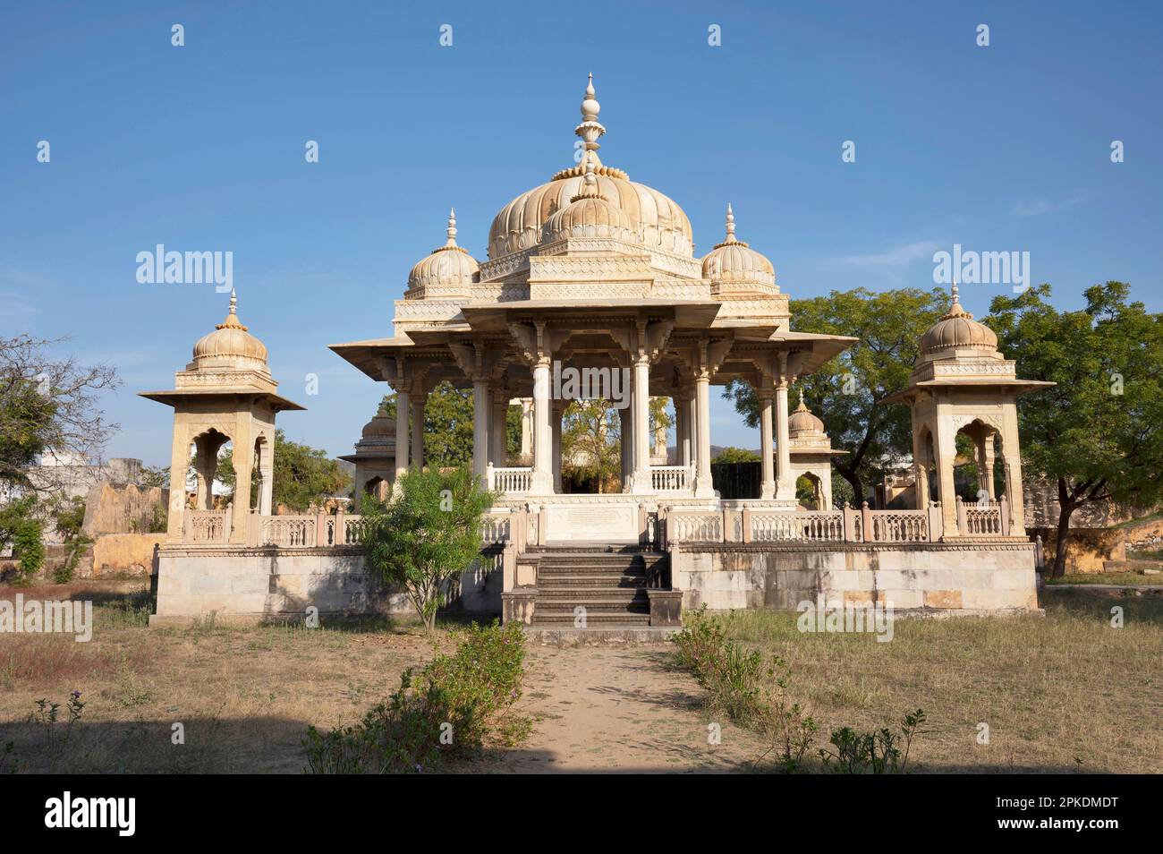 Maharaniyon Ki Chhatriyan, ce site présente des monuments funéraires traditionnels honorant les femmes royales du passé, situé à Jaipur, Rajasthan, Inde Banque D'Images