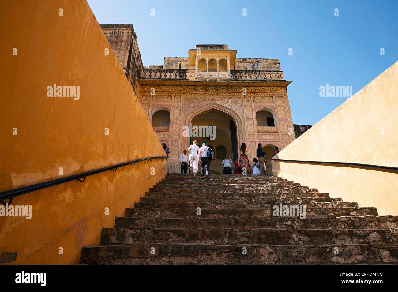 Singh Pol ou la porte du Lion, la première porte, était autrefois une porte gardée, elle mène aux quartiers privés du palais, le Palais Amer, situé à Jaipur, Raj Banque D'Images