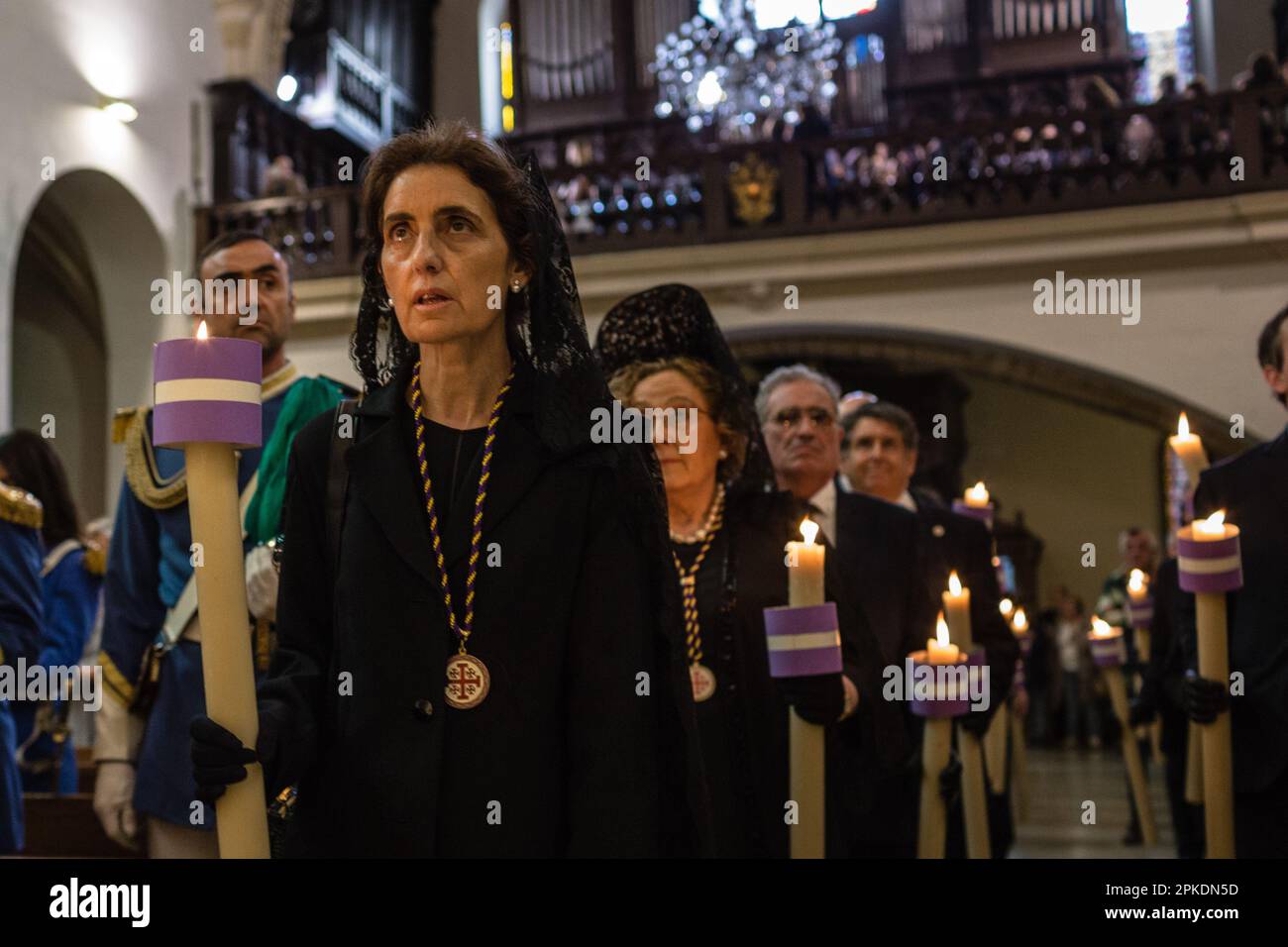 Pampelune, Espagne. 06th avril 2023. Les disciples de la Fraternité de la passion du Seigneur de Pampelune attendent pendant la célébration. L'acte de renouvellement du voeu des cinq blessures est effectué une fois par an, chaque jeudi Saint, Et c'est une célébration qui remonte à l'année 1599 quand la ville de Pampelune a imploré l'intervention divine pour se débarrasser de la peste qui a dévasté des villes entières d'Espagne. Crédit : SOPA Images Limited/Alamy Live News Banque D'Images