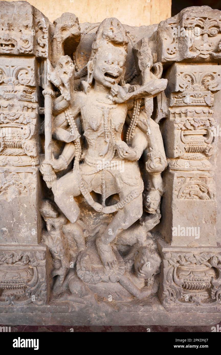 L'idole en pierre sculptée est exposée dans le couloir de Chand Baori, un puits profond à quatre côtés. Il s'étend 30m (100ft) dans le sol, en faisant un de la d Banque D'Images