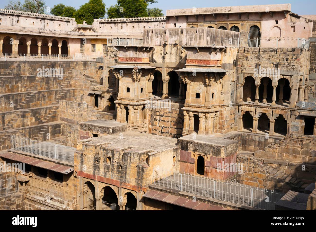 Chand Baori, un stewell profond à quatre côtés avec un grand temple situé à l'arrière du puits, il s'étend 30m (100ft) dans le sol, en faisant un de Banque D'Images